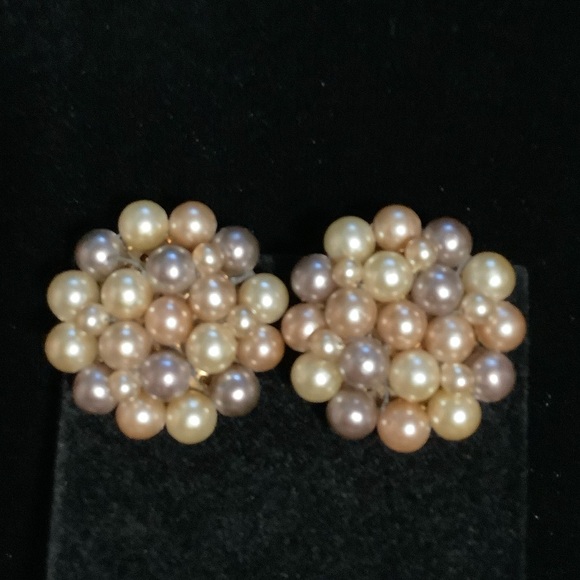 Vintage Classic Mult-Pearl Clip Earrings - Picture 5 of 5